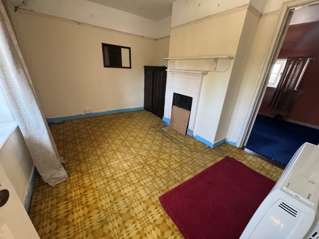 Lot: 167 - TWO-BEDROOM PERIOD COTTAGE IN POPULAR LOCATION - Bedroom 1